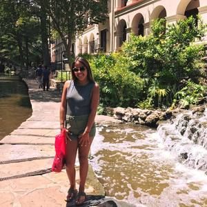 Meet your Posher, Emilie